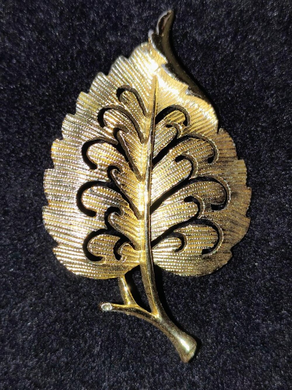 Vintage Mid‑Century Gold‑Tone Openwork Filigree Leaf Brooch – Florentine Texture